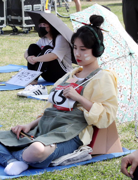 21일 서울 서초구 잠원한강공원에서 열린 2019 한강 멍때리기 대회에서 참가자들이 멍때리고 있다. 2019.4.21  연합뉴스