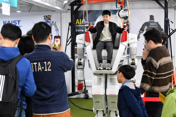 막오른 대한민국 과학축제… 탑승형 로봇 체험하는 아이들