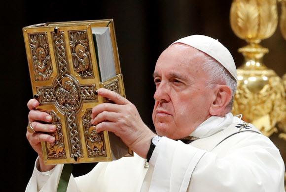 부활절 전야에 성경 든 교황