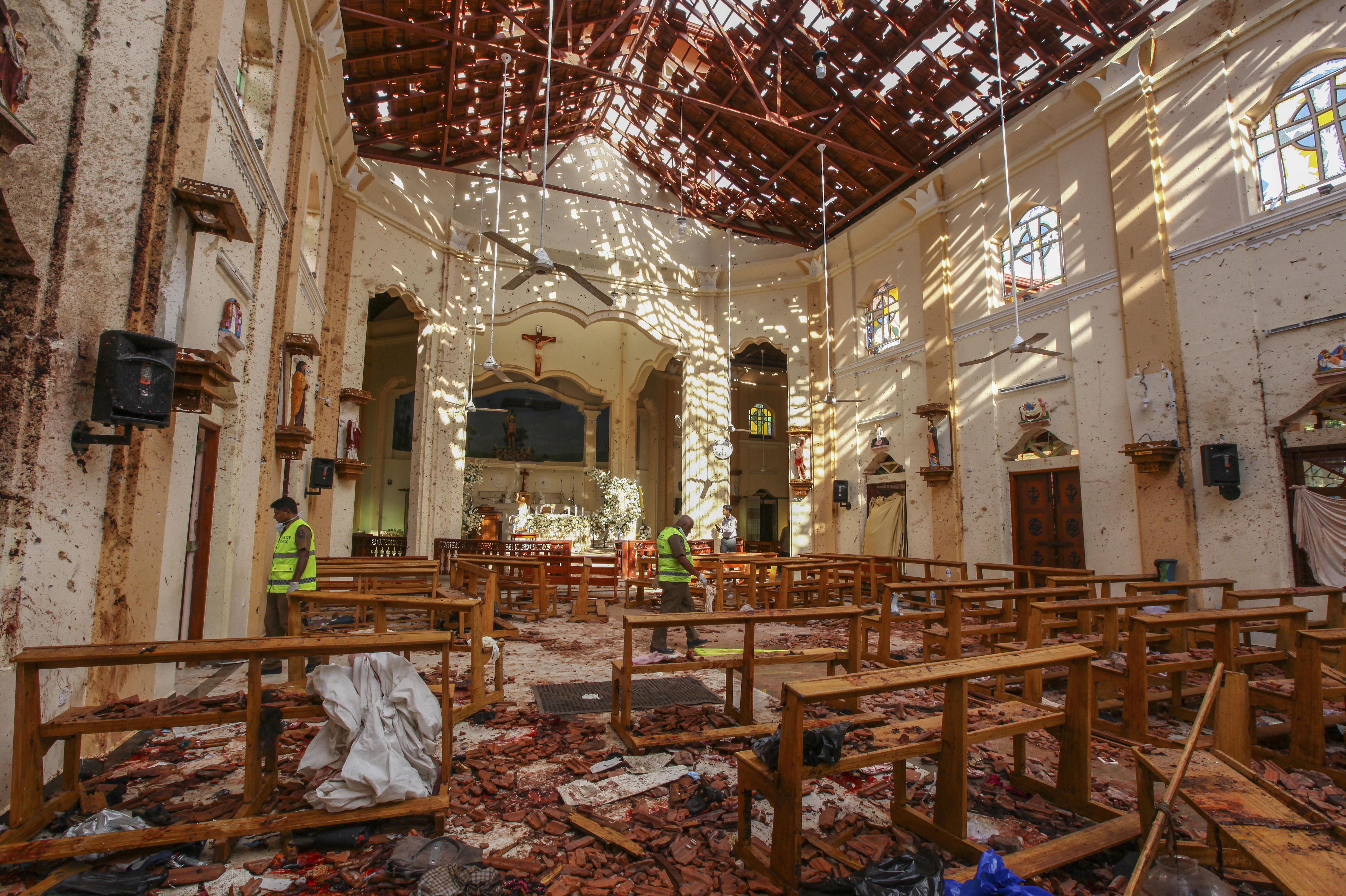 21일 발생한 스리랑카 연쇄 폭발 현장 중 한 곳인 수도 콜롬보 북부 네곰보 소재 성 세바스티안 성당 일부가 파괴돼있다. 콜롬보와 주변 지역의 교회와 호텔 등 8곳에서 발생한 이번 참사로 200명 넘게 숨지고 450여명이 다쳤다. 연합뉴스