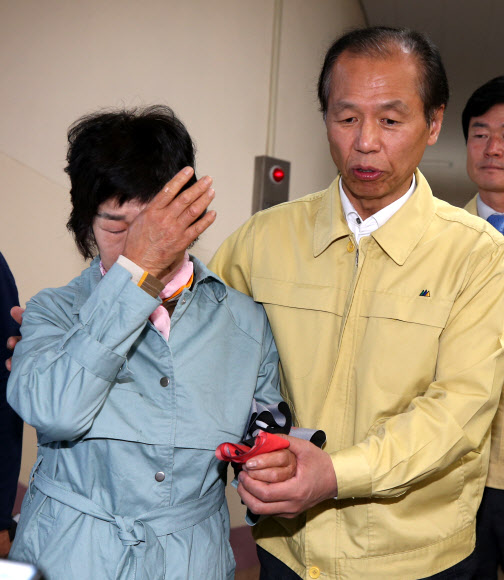 산불 이재민 위로하는 최문순