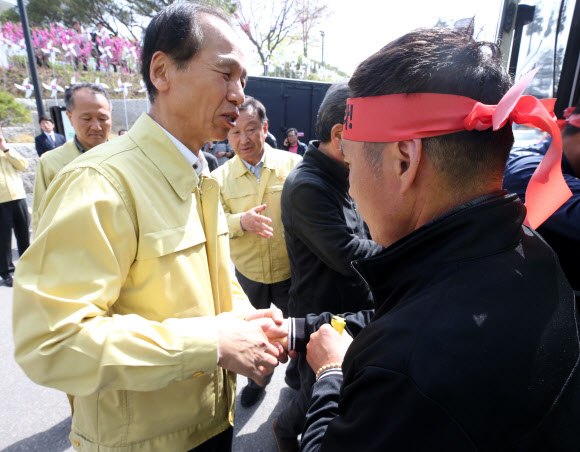 산불 이재민 위로하는 최문순