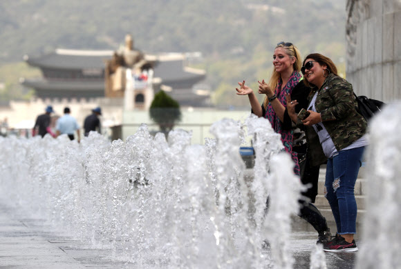시원한 분수대 앞에서