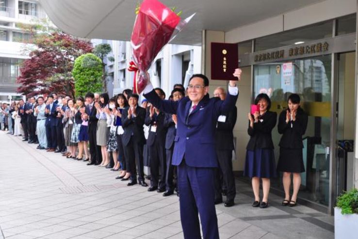 지난 21일 치러진 일본 지방선거에서 도쿄도내 최고령 구청장으로 당선된 기타구 하나카와 요소타(84) 구청장이 22일 오전 출근해 직원들의 환영을 받고 있다. 기타구 홈페이지