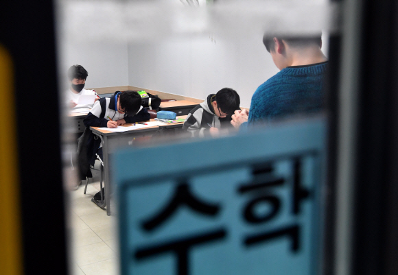 지난 15일 오후 6시 목동의 한 종합학원에서 진행된 중2 수학 강의 풍경. 수업 시간 내내 졸거나 딴짓을 하는 학생은 보이지 않았다. 학원에서 만난 한 학생은 “대학에 가려고 어쩔 수 없이 학원에 온다”고 말했다.  박지환 기자 popocar@seoul.co.kr
