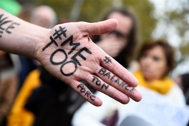 2017년 10월 프랑스 파리에서 벌어진 시위에서 한 여성의 손바닥에 ‘미투’와 ‘당신은 가해자를 고발하라’(#Balance Ton porc)라는 프랑스어 구호가 함께 적혀져 있다.  파리 AFP 연합뉴스