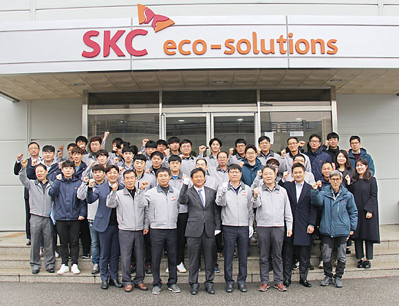 김형중(앞줄 가운데) SKC eco-solutions 대표가 임직원들과 함께 사옥 앞에서 화이팅을 외치고 있다.