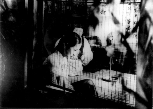 사람의 목소리가 화면 속 인물의 입모양에 맞춰 나오는 발성영화를 뜻하는 토키 ‘춘향전’(1935)에서 극 중 춘향과 이도령을 연기한 배우 문예봉(왼쪽)과 한일송의 모습.<br>한국영상자료원 제공