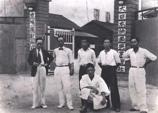 1934년쯤 경성촬영소의 전경. 뒷줄 중앙에 있는 사람이 조수 시절의 양주남 감독이다.<br>한국영상자료원 제공