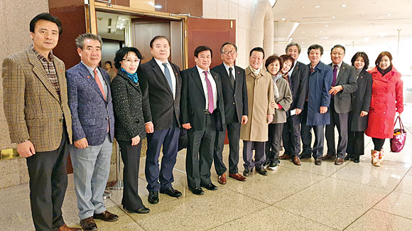 2019 교향악축제 제주도립교향악단의 개막연주에 앞서 고희범 제주시장과 기념촬영을 하고 있다.