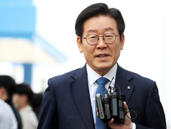 이재명 경기지사가 22일 수원지법 성남지원에서 열린 19차 공판 피고인 신문을 받기위해 법정에 들어가고 있다.      연합뉴스