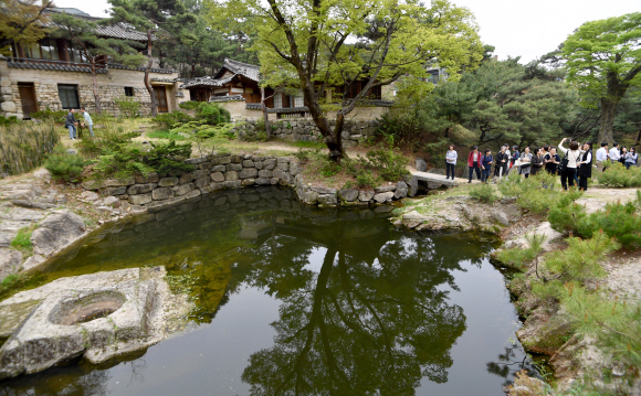 23일 200여년 만에 공개된 서울 성북구 성북동 북한산 자락 성락원을 찾은 시민들이 조선 전통 양식의 정원을 둘러보고 있다.  박지환 기자 popocar@seoul.co.kr