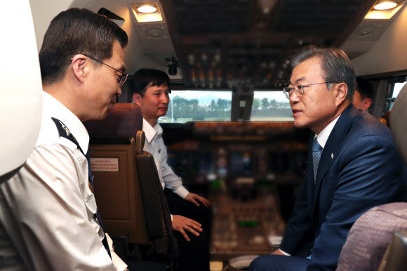 문재인 대통령이 23일 중앙아시아 순방을 마치고 성남 서울공항에 도착한 뒤 순방 기간 부친상을 당한 박익(왼쪽) 공군 1호기 기장을 위로하고 있다.  청와대 제공