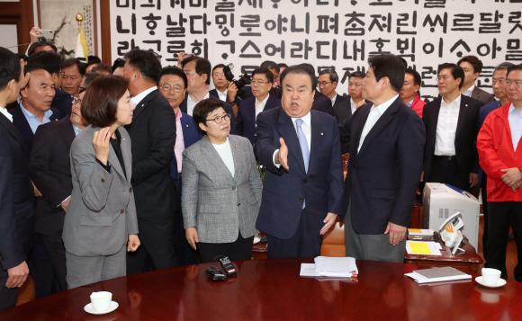 문희상 국회의장이 24일 오전 국회의장실에서 선거법 개정 패스트트랙 지정과 관련해 항의 방문한 자유한국당 의원들과 설전을 벌이고 있다. 2019. 4. 24. 김명국 선임기자 daunso@seoul.co.kr