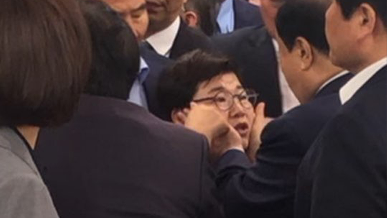 자유한국당 의원들이 24일 국회의장실을 점거하며 항의하는 와중에 문희상 의장이 여성의원인 임이자 의원의 신체를 만졌다고 주장했다.