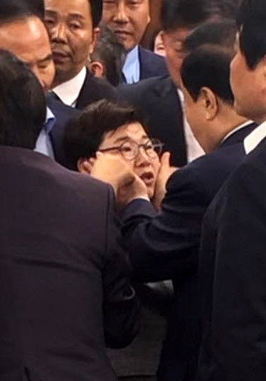 문희상(오른쪽 두 번째) 국회의장이 24일 국회의장실을 항의 방문한 자유한국당 임이자 의원(가운데)의 얼굴을 양손으로 감싸고 있다.  송희경 의원실 제공