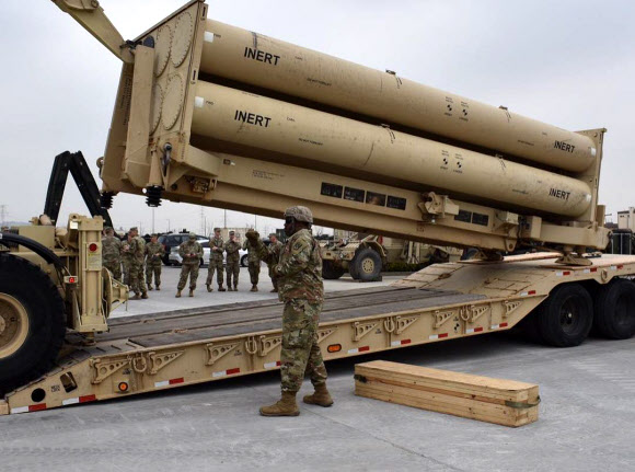 주한미군은 최근 미군이 평택기지에서 ‘비활성화탄’을 사드 발사대에 장착하는 훈련을 했다는 일부 보도에 대해 24일 “공병부대가 참여한 화물 호송 훈련을 한 것”이라고 밝혔다. 사진은 미군이 사드를 이동시키기 위해 준비하는 모습.  주한미군 제공