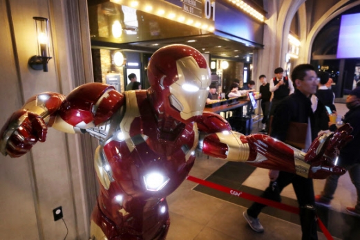 마블 영화 ‘어벤져스: 엔드게임’(어벤져스4)이 개봉한 24일 서울의 한 영화관에서 시민들이 아이언맨 모형을 지나가고 있다. <br>연합뉴스