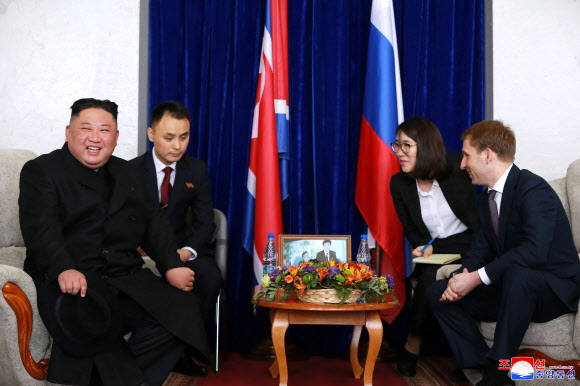 김정은, 하산 도착해 러시아 영접인사들과 환담