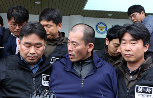 취재진에 답하는 안인득