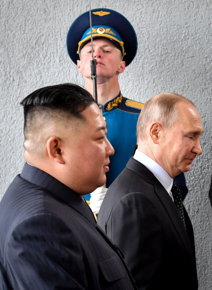 회담장 향하는 김정은과 푸틴