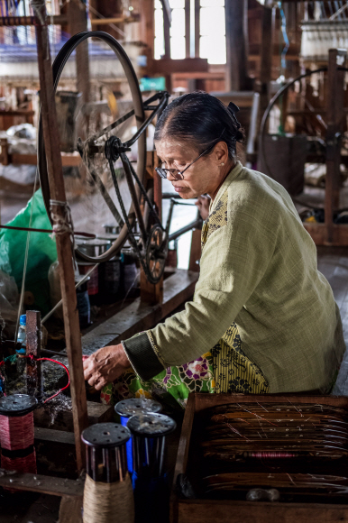 연 줄기에서 실을 빼내 천을 짜는 미얀마 인타족 할머니.