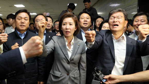 항의 구호 외치는 한국당