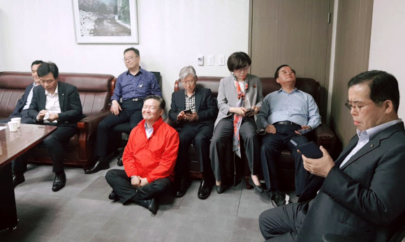 채이배 의원실 점거한 한국당 의원들