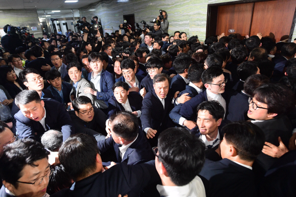 더불어민주당 의원들이 지난 4월 25일 국회 의안과에 공수처(고위공직자비리수사처) 설치 법안과 검경수사권 조정 법안을 의안과에 제출하려 하자 자유한국당 의원과 당직자들이 의안과 사무실 앞에서 이들을 가로막으면서 몸싸움을 벌이고 있다. 정연호 기자 tpgod@seoul.co.kr