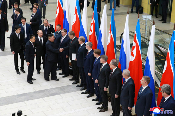 러시아 측 수행원 소개받는 김정은