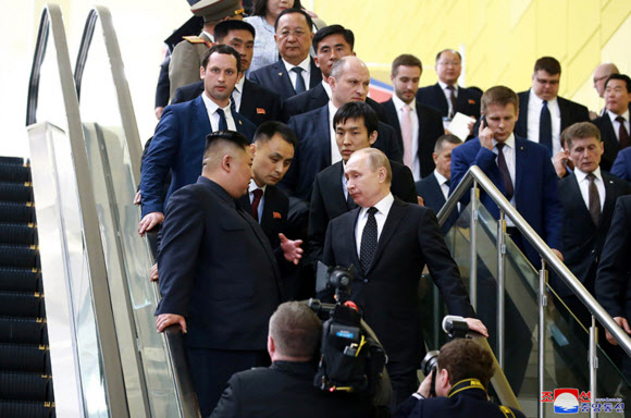 북러 정상, 첫 대면서 ‘밀착 과시’