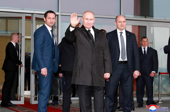 푸틴 대통령, 회담 후 김정은 환송