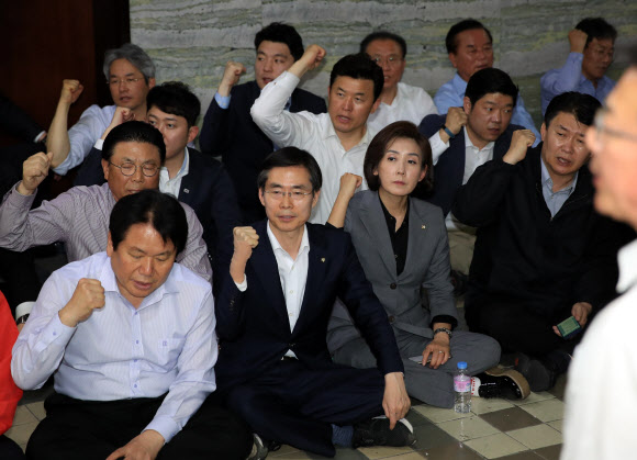 구호 외치는 자유한국당