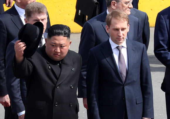 중절모 벗는 김정은 위원장