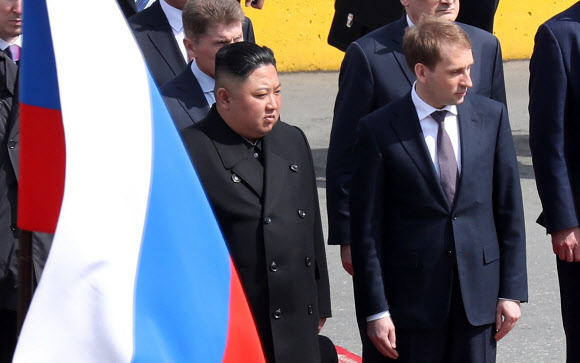 러시아군 의장대 사열하는 김정은