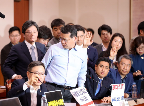 퇴장하는 임재훈 의원