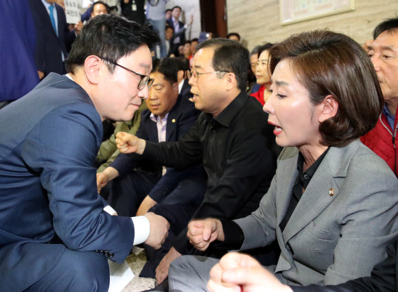 어색한 인사하는 나경원-박범계