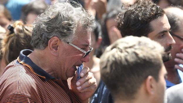 26일(현지시간) 아르헨티나 프로그레소에서 심장마비로 세상을 떠난 호라시오 살라가 지난 2월 아들의 장례식 때 오열하고 있다. AFP 자료사진