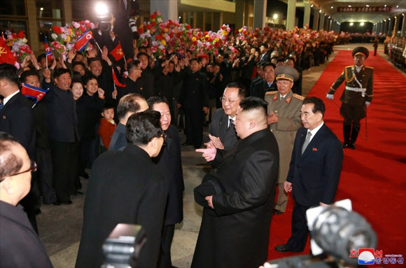 마중나온 간부들과 대화하는 김정은