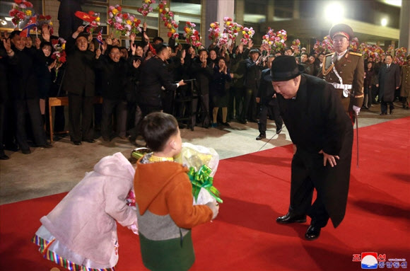 화동들과 인사나누는 김정은