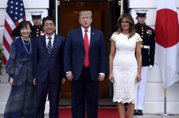 미국을 방문 중인 아베 신조 일본 총리 부부가 26일(현지시간) 도널드 트럼프 대통령 미국 부부와 만났다. 두 정상은 부부동반으로 1시간 45분가량 저녁식사를 함께 했다.  AP 연합뉴스