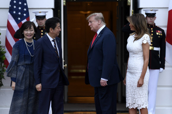 미국을 방문 중인 아베 신조 일본 총리 부부가 26일(현지시간) 도널드 트럼프 미국 대통령 부부와 만났다. 두 정상은 부부동반으로 1시간 45분가량 저녁식사를 함께 했다.  AP 연합뉴스
