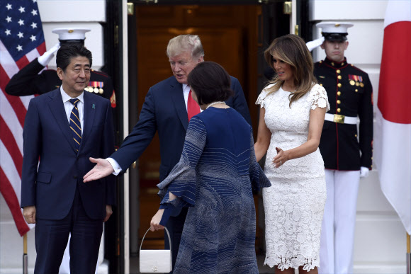 미국을 방문 중인 아베 신조 일본 총리 부부가 26일(현지시간) 도널드 트럼프 미국 대통령 부부와 만났다. 두 정상은 부부동반으로 1시간 45분가량 저녁식사를 함께 했다.  AP 연합뉴스