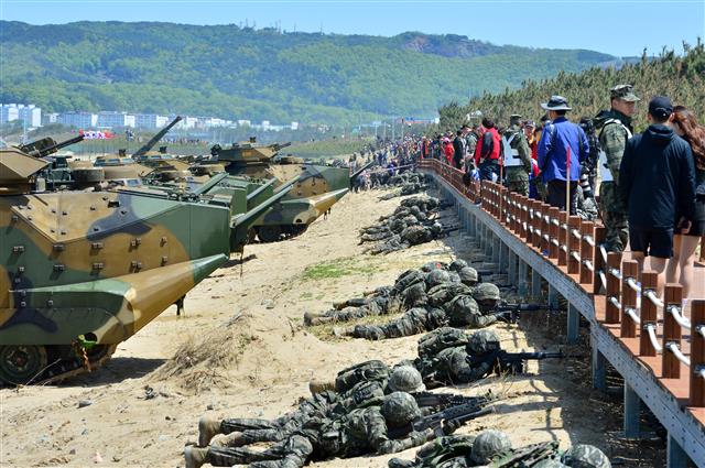 늠름한 해병대 지켜보는 관광객들
