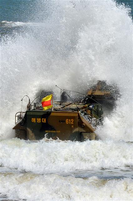 해병대 돌격상륙장갑차 돌격 앞으로