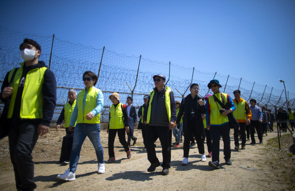 4·27 남북정상회담 1주년인 27일 시민들이 강원도 고성군 ‘DMZ 평화의 길’을 걷고 있다. 2019.4.27 연합뉴스