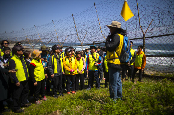 4·27 남북정상회담 1주년인 27일 시민들이 강원도 고성군 ‘DMZ 평화의 길’에서 안내해설사의 설명을 듣고 있다. 2019.4.27 연합뉴스