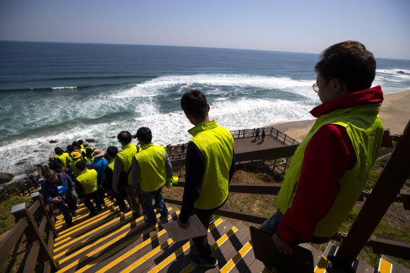 4·27 남북정상회담 1주년인 27일 시민들이 강원도 고성군 ‘DMZ 평화의 길’에 들어서고 있다. 2019.4.27 연합뉴스