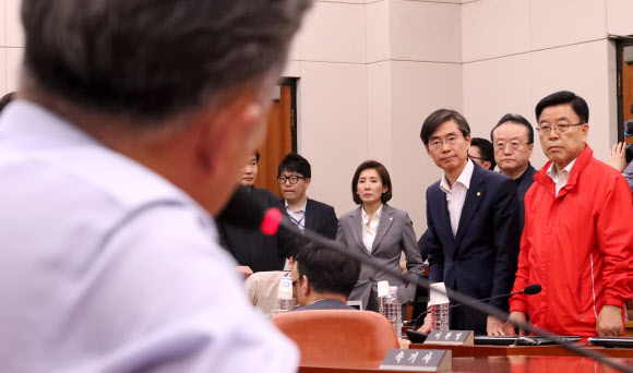 표창원 위원 발언 듣는 한국당 의원들
