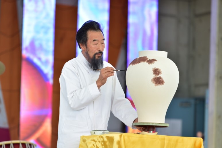 이번 여주도자기축제에서는 6인의 여주 도예 명장 도자 퍼포먼스로 개막식을 더욱 아름답게 수놓았다. 사진은 도자명장 박광천 씨의 퍼포먼스 장면.<br>2019.04.27 여주시 제공